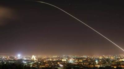  طيران الاحتلال الإسرائيلى يقصف محيط مدينة درعا جنوب سوريا 