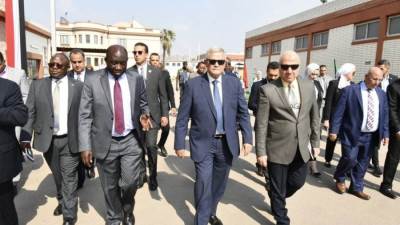 رئيس "القابضة للمياه" يعرض علي وزير البنية الأساسية بزامبيا وسفيرها بالقاهرة التجربة المصرية فى قطاع المياه والصرف 