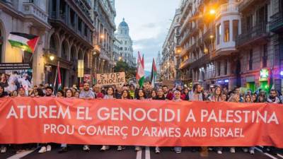 مظاهرات حاشدة في شوارع برشلونة تطالب بتجميد العلاقات مع إسرائيل