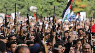 معلومات سرية عن ارتباط الحوثيين بأمريكا.. المرأة التي تتحكم بالملف اليمني 