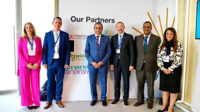 على هامش مؤتمر المناخ COP28 بدبي.. رئيس العاصمة الإدارية للتنمية العمرانية يلتقي مسؤولي شنايدر إلكتريك لبحث أحدث حلول ترشيد الطاقة وتحقيق الاستدامة بالمدن الذكية