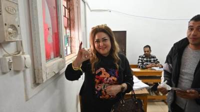 نهال عنبر تصوت فى انتخابات الرئاسة وتدعو المصريين للتمسك بحقهم الدستورى 