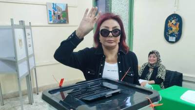 نبيلة عبيد بعد الإدلاء بصوتها: انزلوا صوتوا عشان تحموا مصر من المخططات