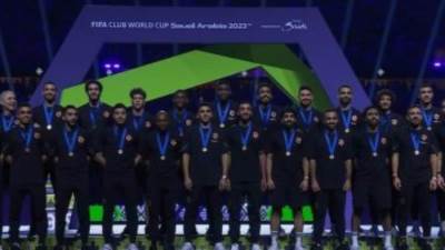 لاعبو الأهلي يتسلمون الميداليات البرونزية بكأس العالم للأندية