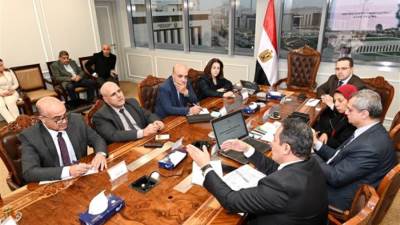 مسئولو الإسكان والوزارات المعنية يستعرضون خطة إنشاء التجمعات المتطورة بمحافظة مطروح 