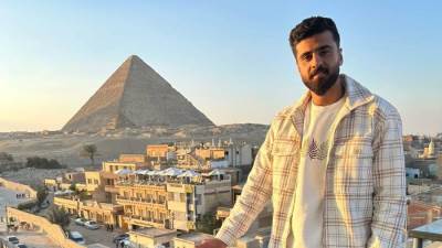 لاعب الكرة العماني عبدالله البلوشي في جولة سياحية بالقاهرة 