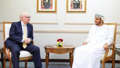 سلطنة عمان والولايات المتحدة تبحثان جهود التوصل لحل سياسي للأزمة اليمنية