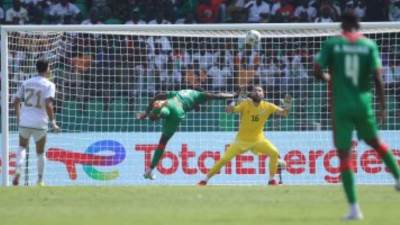 منتخب الجزائر يبقى على آماله بأمم أفريقيا بتعادل قاتل مع بوركينا فاسو