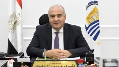 محافظ قنا يواصل استقبال المواطنين بمكتبه لبحث شكواهم