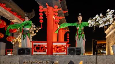 مهرجان قمم الدولي للفنون الأدائية الجبلية الثالث يختتم فعالياته بمسيرةٍ كرنفاليةٍ وحفلٍ غنائي