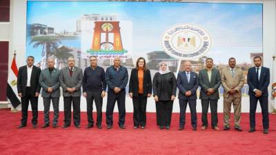 خلال زيارتها للوادي الجديد.. وزيرة التخطيط والتنمية الاقتصادية تلتقي بالقيادات والعاملين بالعاصمة الإدارية للمحافظة