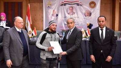 وزير العمل ومحافظ القاهرة يفتتحان معرضًا لمنتجات مركز تدريب مهني