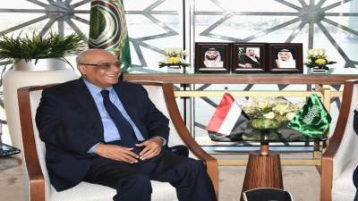 مندوب السعودية لدى الجامعة العربية يستقبل نظيره اليمني