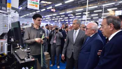 وزير العمل يتفقد مصنع  الضفائر الكهربائية بجنوب بورسعيد