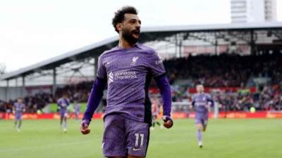 محمد صلاح يتوج باللقب الثامن مع ليفربول ويحتفل بالكأس بدون ميدالية