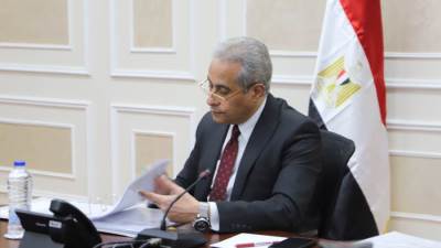 ورقة ورقة .. وزير العمل يراجع مستندات تراخيص مراكز تدريب مهني خاصة