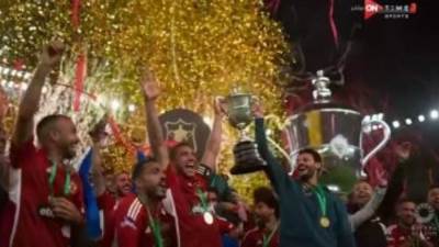 مراسم تتويج الأهلي بكأس مصر الـ39.. فرحة عارمة من اللاعبين 