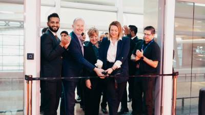 مجموعة قرقاش تفتتح صالة "سيكست دايموند" في مطار زايد الدولي