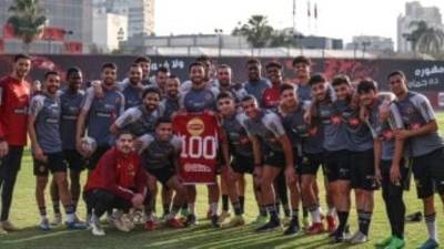 لاعبو الأهلي يحتفلون بوصول محمد عبد المنعم للمئوية الأولى مع الأحمر