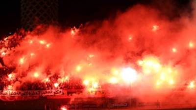 إجراء قانوني حاسم ضد 6 لاعبين لقيامهم بالقاء شماريخ علي المدرجات بنهائي الكونفدرالية