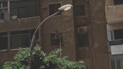 أعمال صيانة لأعمدة الإنارة بشارع محمود عامر بالعمرانية