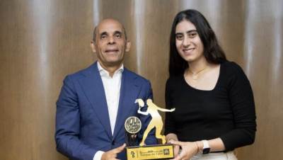 رئيس بنك القاهرة يكرم نور الشربيني لدعمها رياضيًا