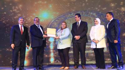 ‏‎بالصور.. مدارس العمران الحديثة للغات تحتفل بتخريج الدفعة السادسة.. لوحات فنية وعروض غنائية وتكريم المتفوقين والمتميزين