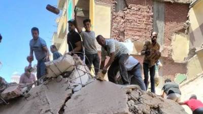  الحماية المدنية تستخرج 4 مواطنين أحياء من أسفل عقار الدقهلية المنهار 