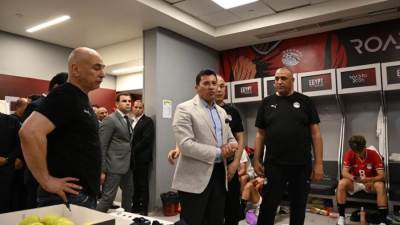 وزير الرياضة في غرفة خلع الملابس للمنتخب.. "شكرا على إصراركم على الفوز وأسعاد الجمهور المصري" 