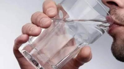 10 علامات تخبرك أنك لا تشرب كمية كافية من المياه