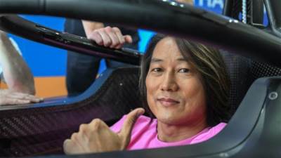 الممثلون الأمريكيون بري لارسون وسونج كانج وإميليا هارتفورد يختبرون الإثارة في سباق هانكوك بورتلاند إي بري