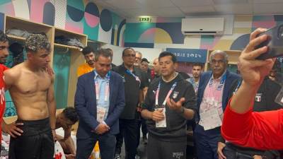 وزير الرياضة يهنئ المنتخب الأوليمبي.. وعلام يشيد بالروح واللاعبون يتعاهدون على مواصلة الانتصارات 