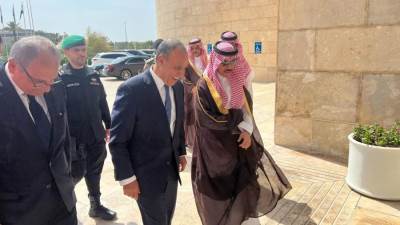 وزير الخارجية والهجرة يعقد جلسة مباحثات مع نظيره السعودي بالرياض