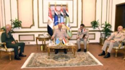 وزير الدفاع ورئيس الأركان يلتقيان رئيس هيئة الأركان العامة للقوات المسلحة اليونانية