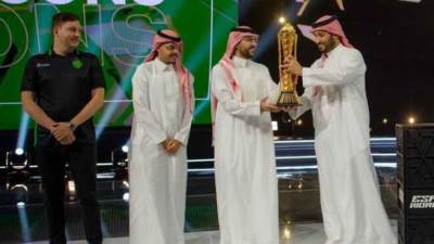 7 ملايين دولار .. وولي العهد يتوج فريق "فالكونز"السعودي بالجائزة المالية الكبرى 
