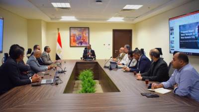 نائب وزير الإسكان يلتقي مسئولي شركات عالمية  لاستكمال  دراسة فرص التعاون في استخدام الأنظمة  الذكية  بالمدن الجديدة
