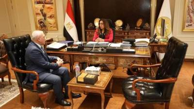 وزيرة التنمية المحلية تلتقي مع رئيس هيئة تنمية الصعيد