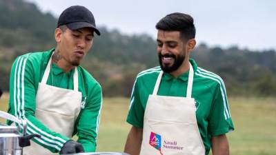 نجوم الكرة السعودية يروجون للتراث والثقافة في مبادرة "التحدي مستمر"