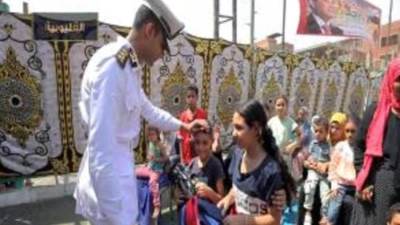 الداخلية توزع حقائب مدرسية وعبوات غذائية في المناطق الأكثر احتياجا بالمحافظات