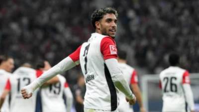  عمر مرموش يتوج بجائزة أفضل لاعب فى مباراة آينتراخت ضد البايرن 