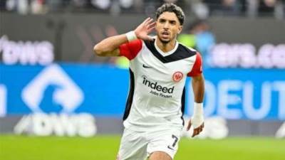 ليفربول يتواصل مع عمر مرموش وفرانكفورت يرفع سعر بيعه لـ60 مليون يورو