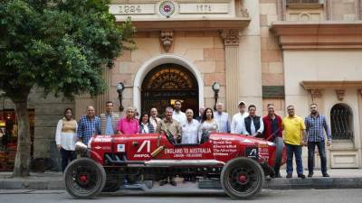 بمحطة القاهرة.. نادى السيارات يستضيف المغامرين (وارن براون) و (ماثيو بنز) فى مسار مغامرتهما العالمية