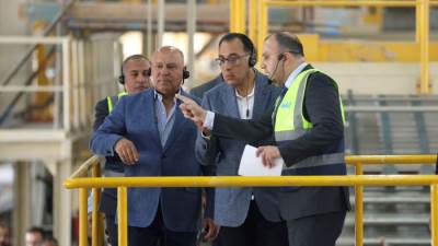 خلال زيارته لمحافظة السويس اليوم.. رئيس الوزراء يتفقد مصنع شركة "كناوف" الألمانية للألواح الجبسية