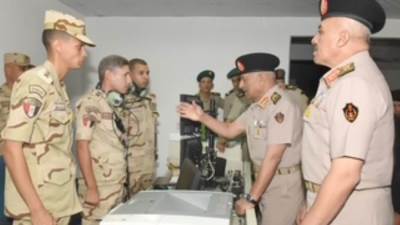 وزير الدفاع يشهد مناقشة البحث الرئيسى لإدارة المدرعات