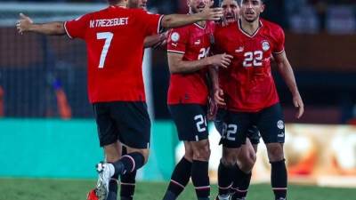  منتخب مصر بالأحمر وكاب فيردي بالأزرق 