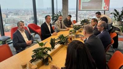 وزير الاتصالات يعقد اجتماعا مع مسئولى شركات ومؤسسات صربية لبحث فرص التعاون والاستثمار المشترك