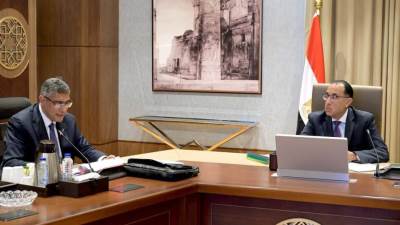 رئيس الوزراء يتابع مع محافظ الجيزة عدداً من ملفات العمل والمشروعات بالمحافظة 