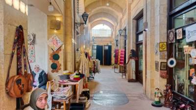محافظة القاهرة تقيم معرضًا للحرف التراثية واليدوية بسوق الفسطاط بحى مصر القديمة