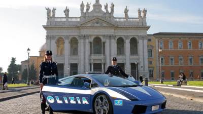 أوتوموبيلي لامبورجيني تحتفل بتعاون ممتد لمدة 20 عاما مع شرطة الدولة الإيطالية