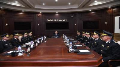 وزير الداخلية يراجع مع مساعديه استراتيجية العمل الأمني في المرحلة الحالية